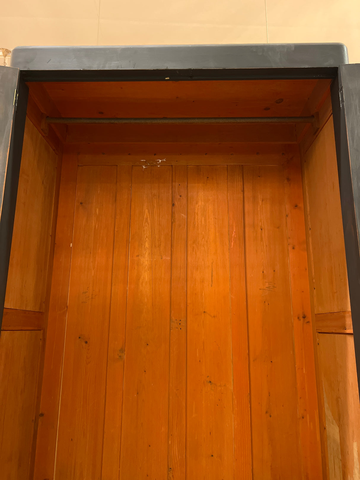 Vaatekaappi L. 121cm, S. 54,5cm ja K. 199cm