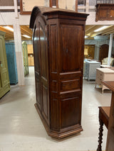 Upea massiivi tamminen vaatekaappi. L. 142,5cm, S. 60cm ja K. 211cm