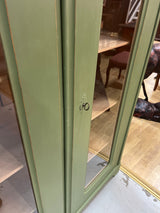 Kaunis vitriinikaappi L.126cm, S. 50cm ja K. 188cm.