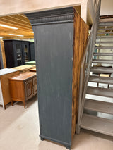 Kaunis sinisävyinen vaatekaappi L.123.5cm, S.59.5cm, K.185cm