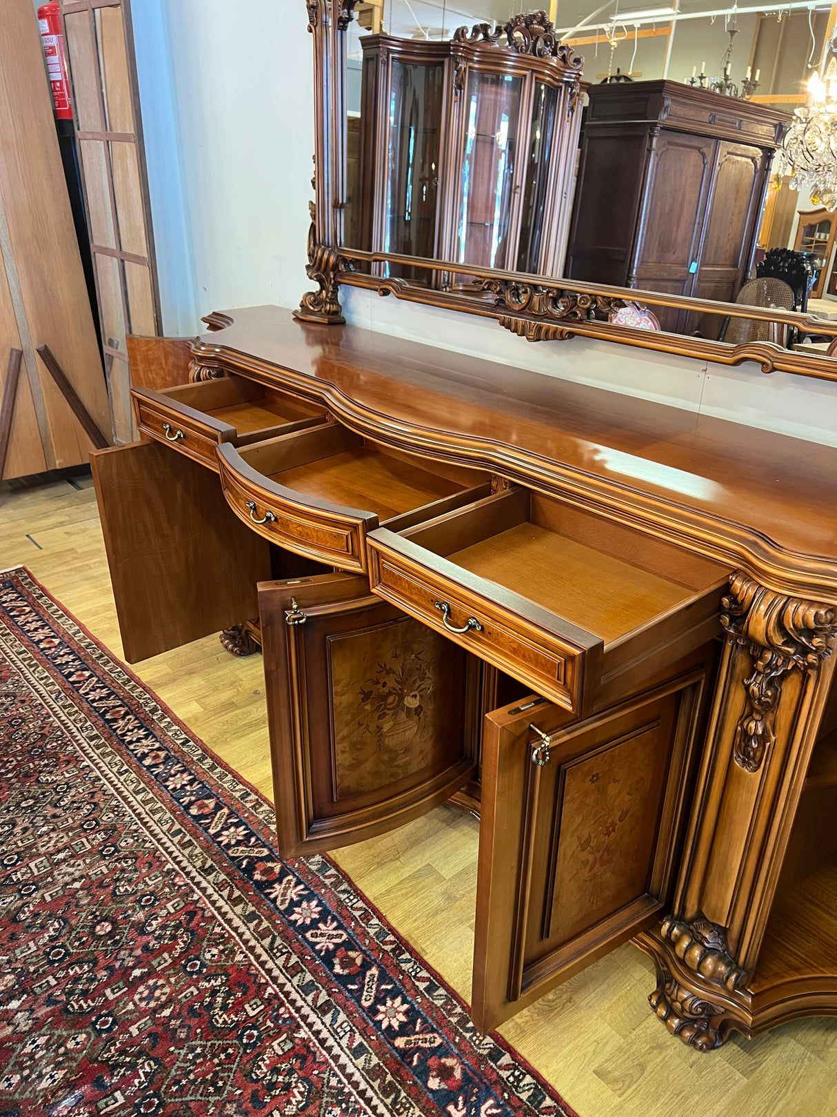 Uskomattoman kaunis italialainen ruokasalikalustokokonaisuus. Pöytä + 6 tuolia, astiakaappi, senkki + peili.