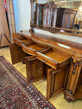 Uskomattoman kaunis italialainen ruokasalikalustokokonaisuus. Pöytä + 6 tuolia, astiakaappi, senkki + peili.