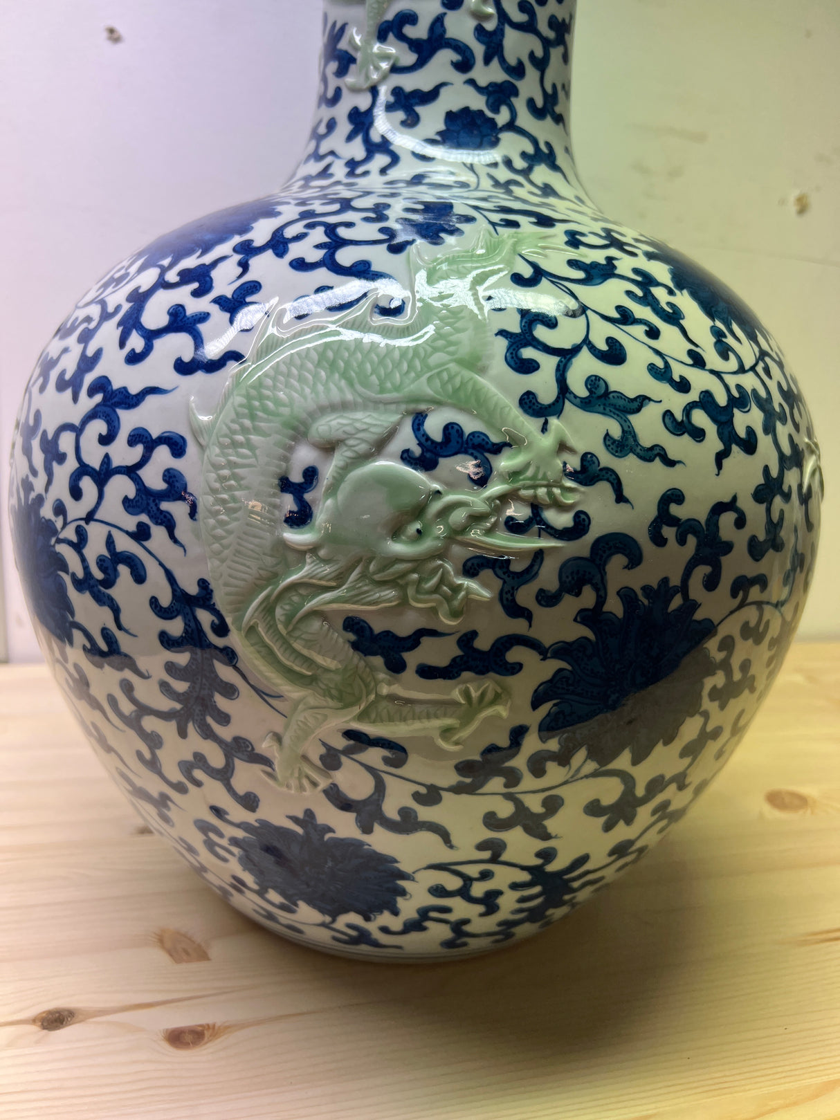 Todella upea käsinmaalattu, pullomalli 52cm korkea ja 35cm halk.