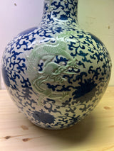 Todella upea käsinmaalattu, pullomalli 52cm korkea ja 35cm halk.