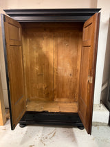 Kaunis musta vaatekaappi L. 129,5cm, S. 59cm ja K. 190,5cm