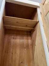 Kaunis yksiovinen vaatekaappi L. 72,5cm, S. 57cm ja K. 210,5cm