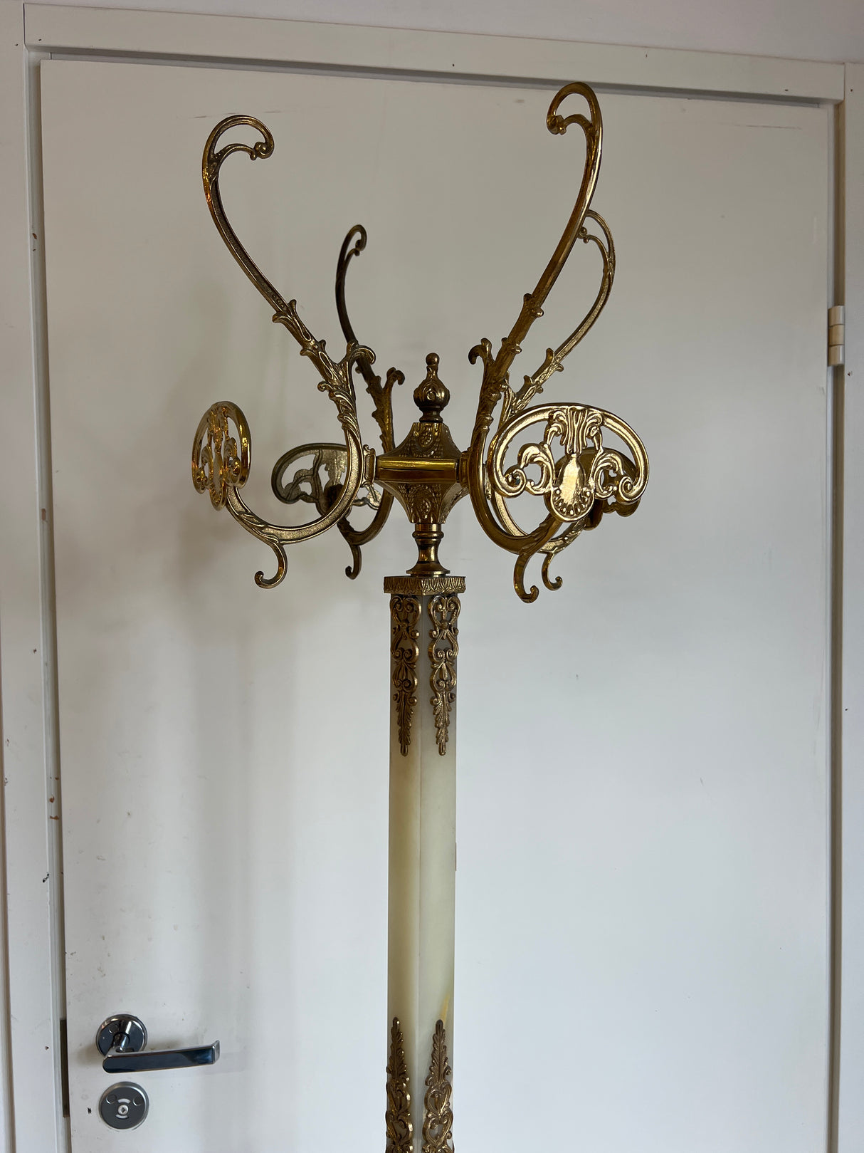 Messinki/pronssi/marmori naulakko K. 187cm