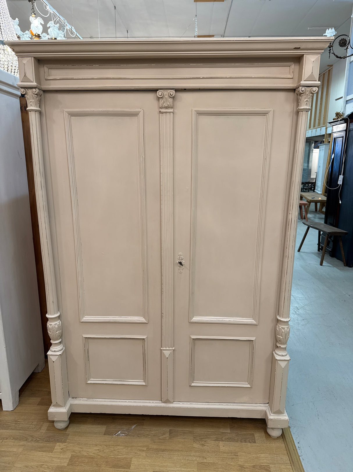 Upea beige vaatekaappi L.130.5cm, S.58cm,K.192cm