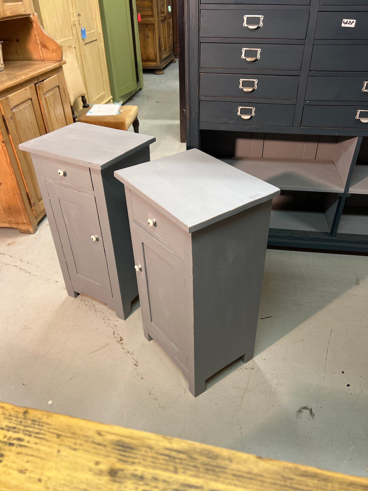 Yöpöytä pari L. 42cm, S. 33cm ja K. 79cm