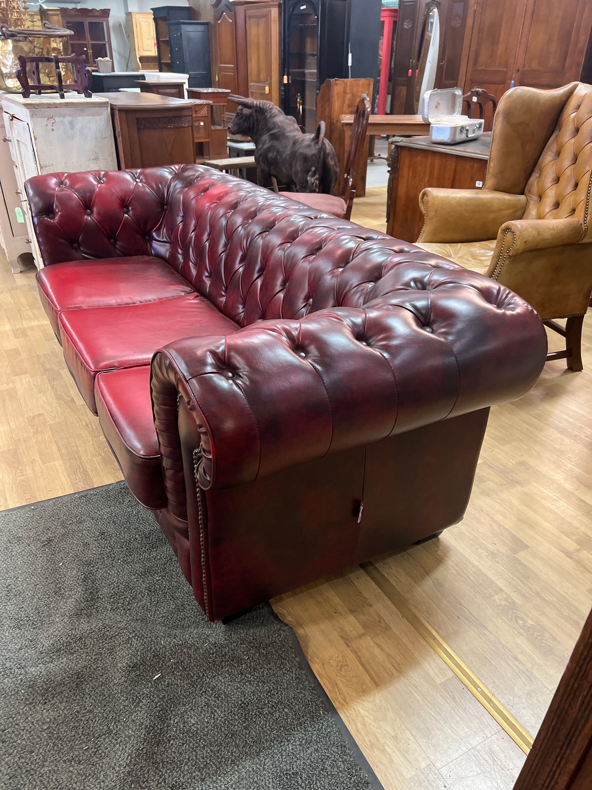Chesterfield sohva L. 220cm, S. 93cm ja K. 77cm