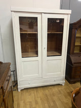 Valkoinen vitriinikaappi L. 132,5cm, S. 51cm ja K. 198cm.