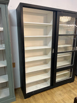 Kirja/astiakaappi liukuovilla L. 160,5cm, S. 42cm ja K. 199,5cm