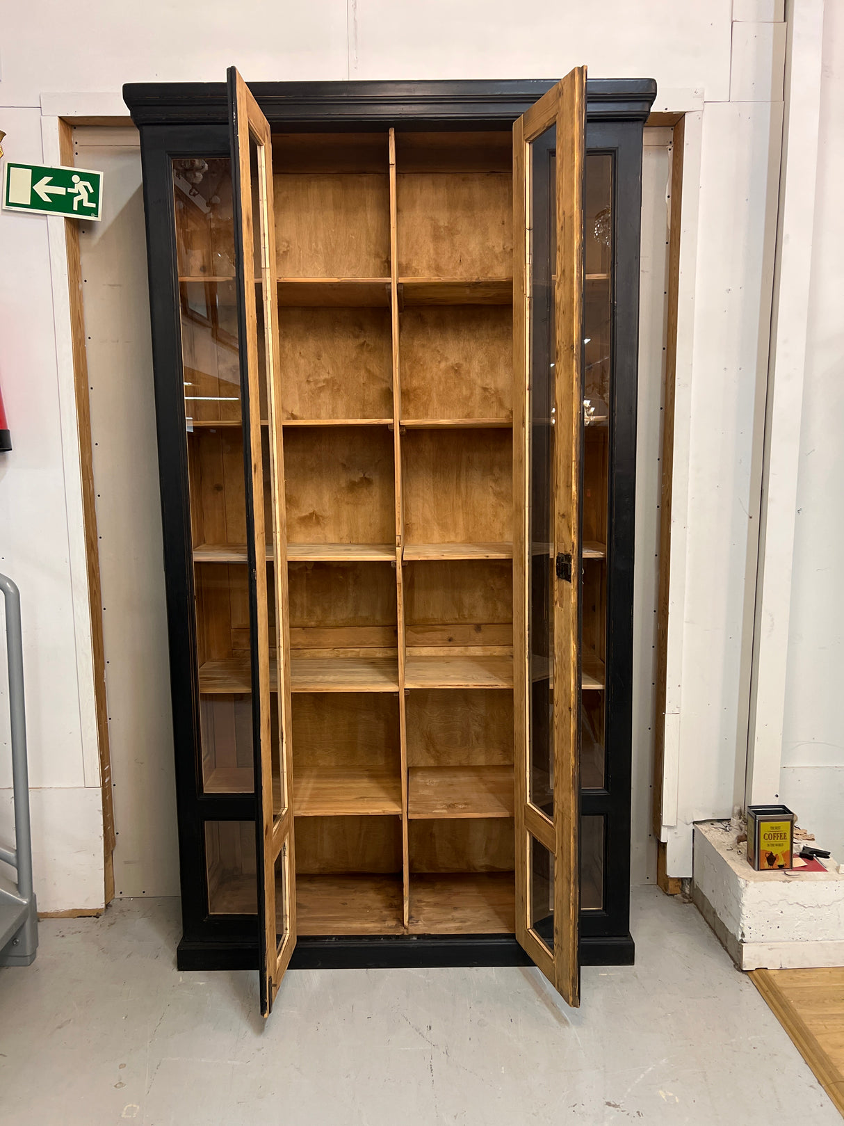 Mahtava vanha kirjakaappi L. 146cm, S.48cm ja K. 260cm