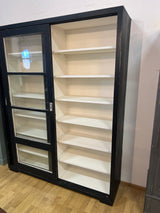 Kirja/astiakaappi liukuovilla L. 160,5cm, S. 42cm ja K. 199,5cm