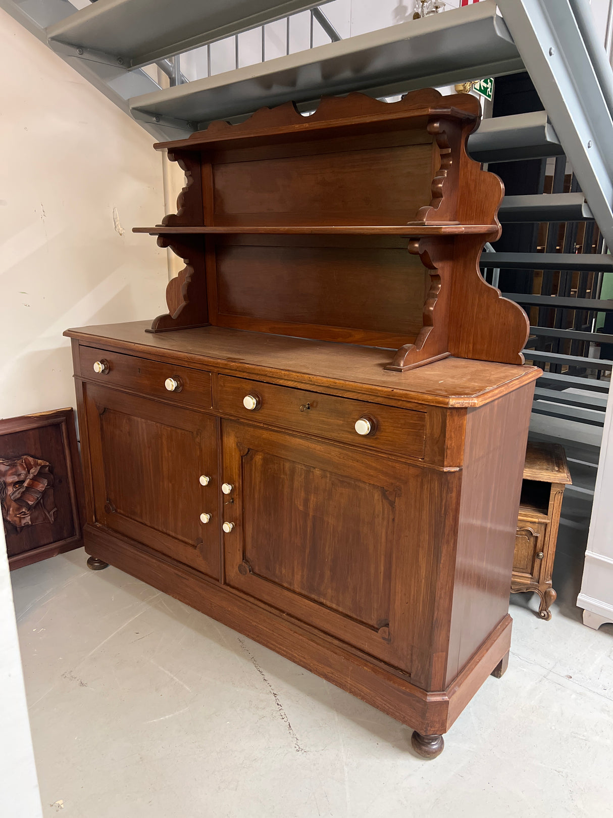 Mahonkinen senkki L. 167cm, S. 50,5cm ja K. 178,5cm.