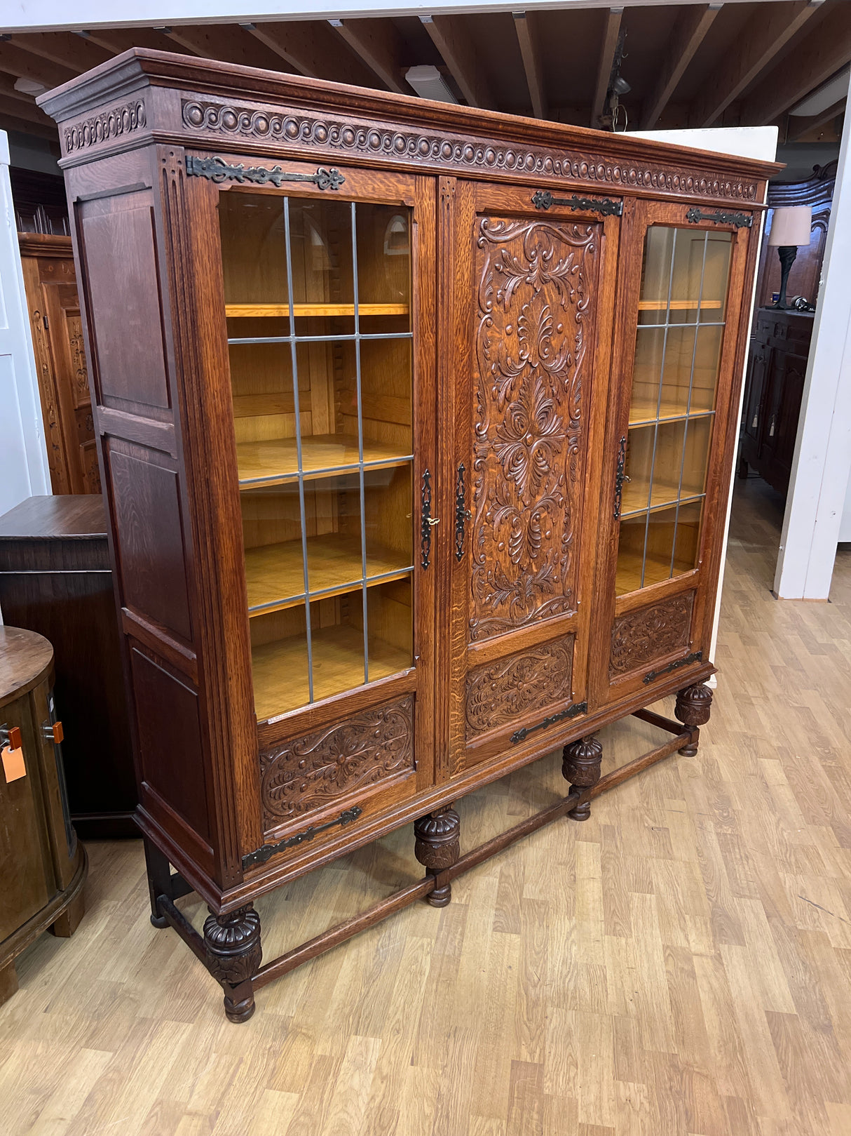 Barokki kirja/astiakaappi L. 175cm, S. 43cm ja K. 174cm