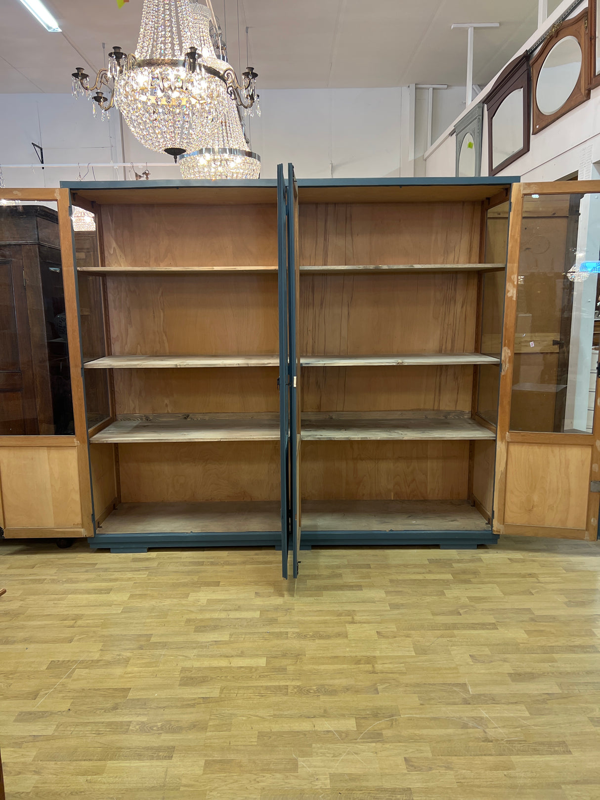 Mahtava vitriinikaappi L. 249cm, S. 60cm ja K. 216cm