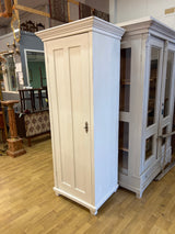 Pieni yksiovinen vaatekaappi L. 71cm, S. 55,5cm ja K. 183,5cm