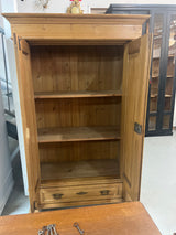 Kaunis talonpoikais vaatekaappi L. 109cm, S. 60cm ja K. 180cm