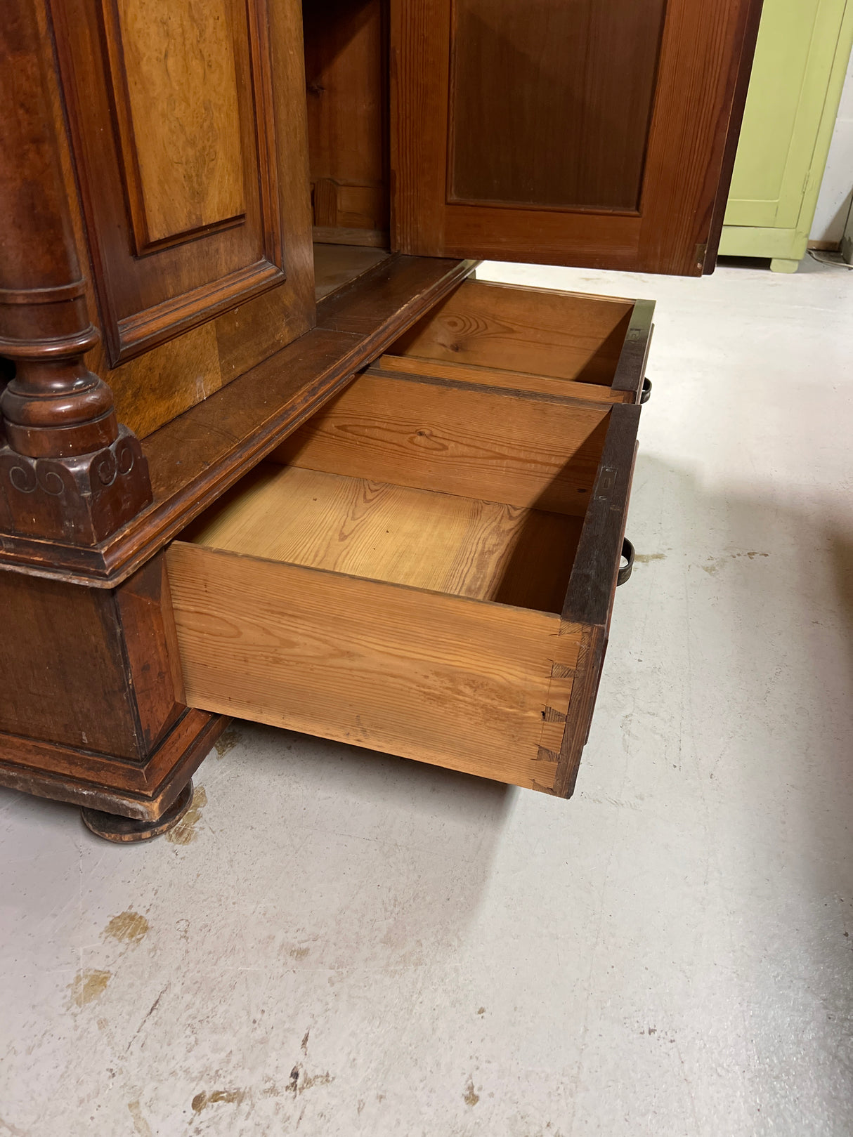 Barokki vaatekaappi L. 139,5cm, S. 66cm ja K. 199cm