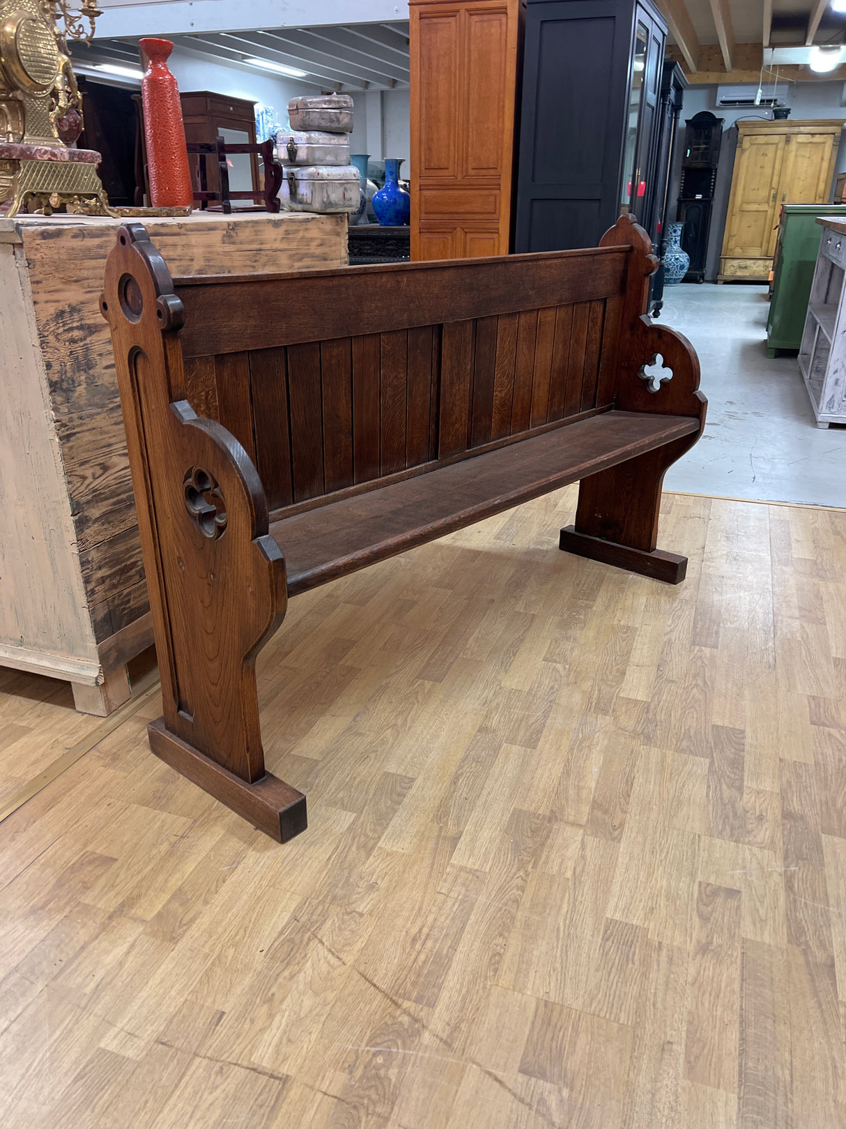 Kirkon penkki L. 149,5cmS. 40cm ja K. 97cm.