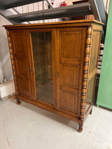 Tamminen kirjakaappi L. 126,5cm, S. 47cm ja K. 130cm.