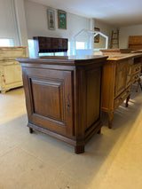 Tamminen minikaappi L. 84,5cm, S. 49cm ja K. 87,5cm.