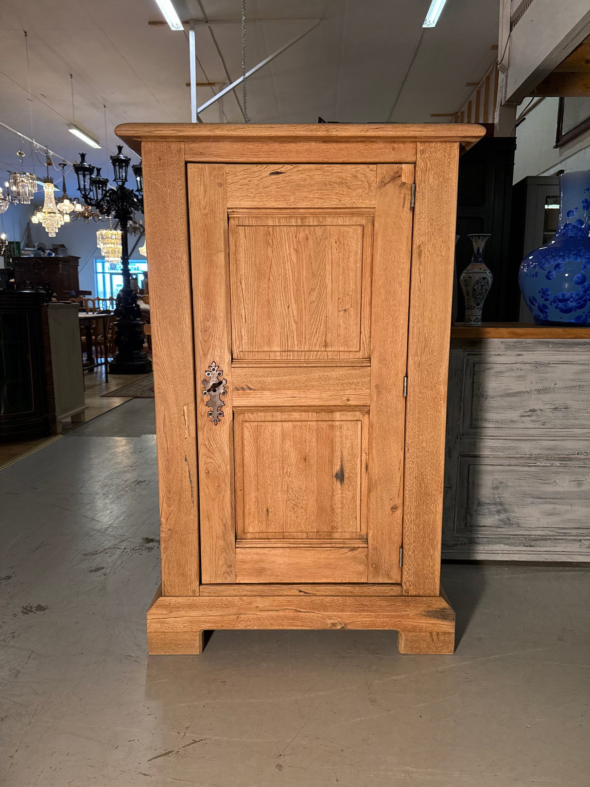 Sveitsiläisen kelloliikkeen arkistokaappi L.90cm, S.45cm, K.142.5cm