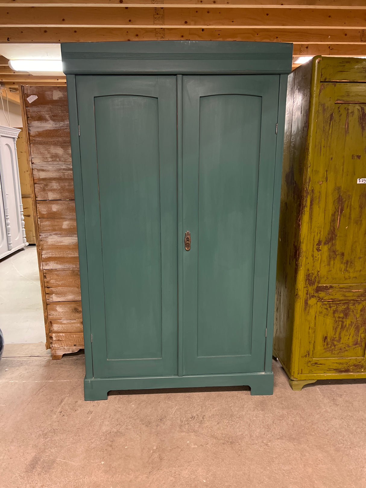 Tyylikäs vaatekaappi L. 111cm, S. 48cm ja K. 192,5cm.