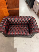 Upea chesterfield tyylinen pieni sohva L. 150cm, S. 85cm ja K. 72cm ja istuma korkeus 41cm