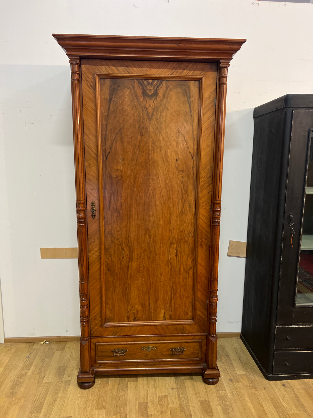 Upea vaatekaappi L. 104cm, S. 60cm ja K. 214,5cm