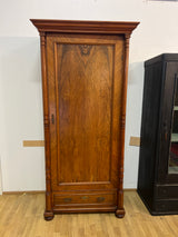 Upea vaatekaappi L. 104cm, S. 60cm ja K. 214,5cm