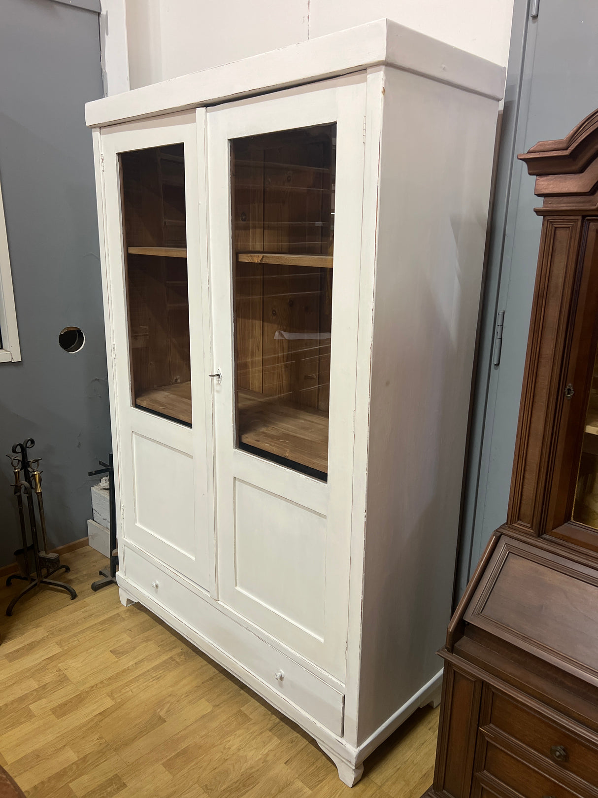 Valkoinen vitriinikaappi L. 132,5cm, S. 51cm ja K. 198cm.