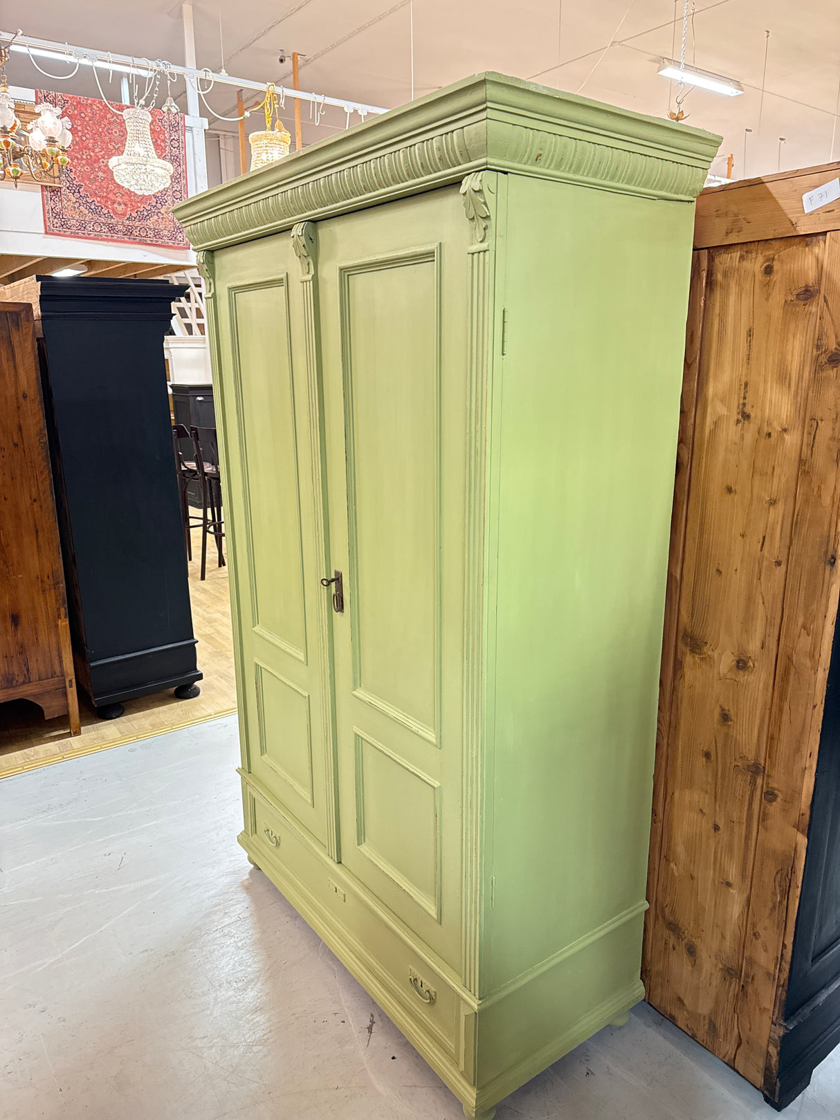 Kaunis talonpoikais-vaatekaappi L.125cm, S.57.5cm, K.197.5cm