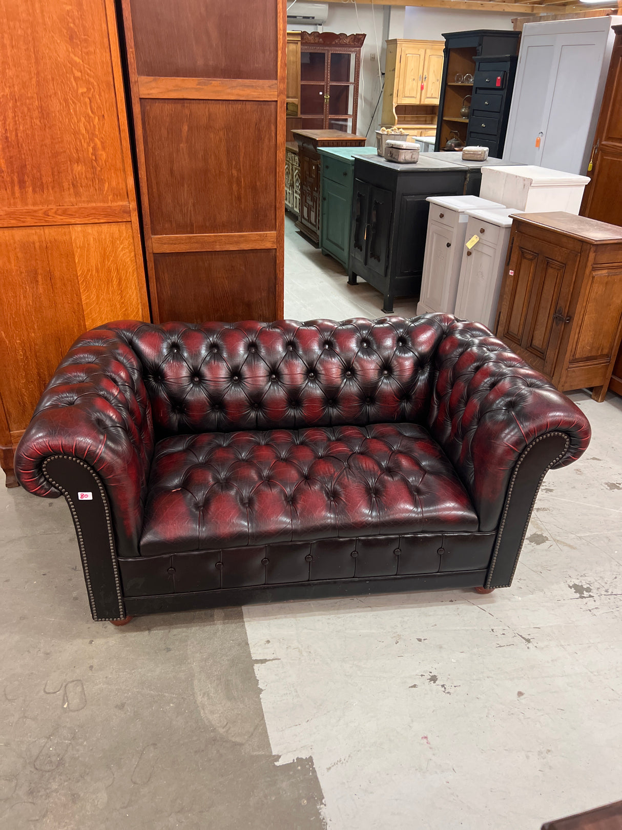 Upea chesterfield tyylinen pieni sohva L. 150cm, S. 85cm ja K. 72cm ja istuma korkeus 41cm