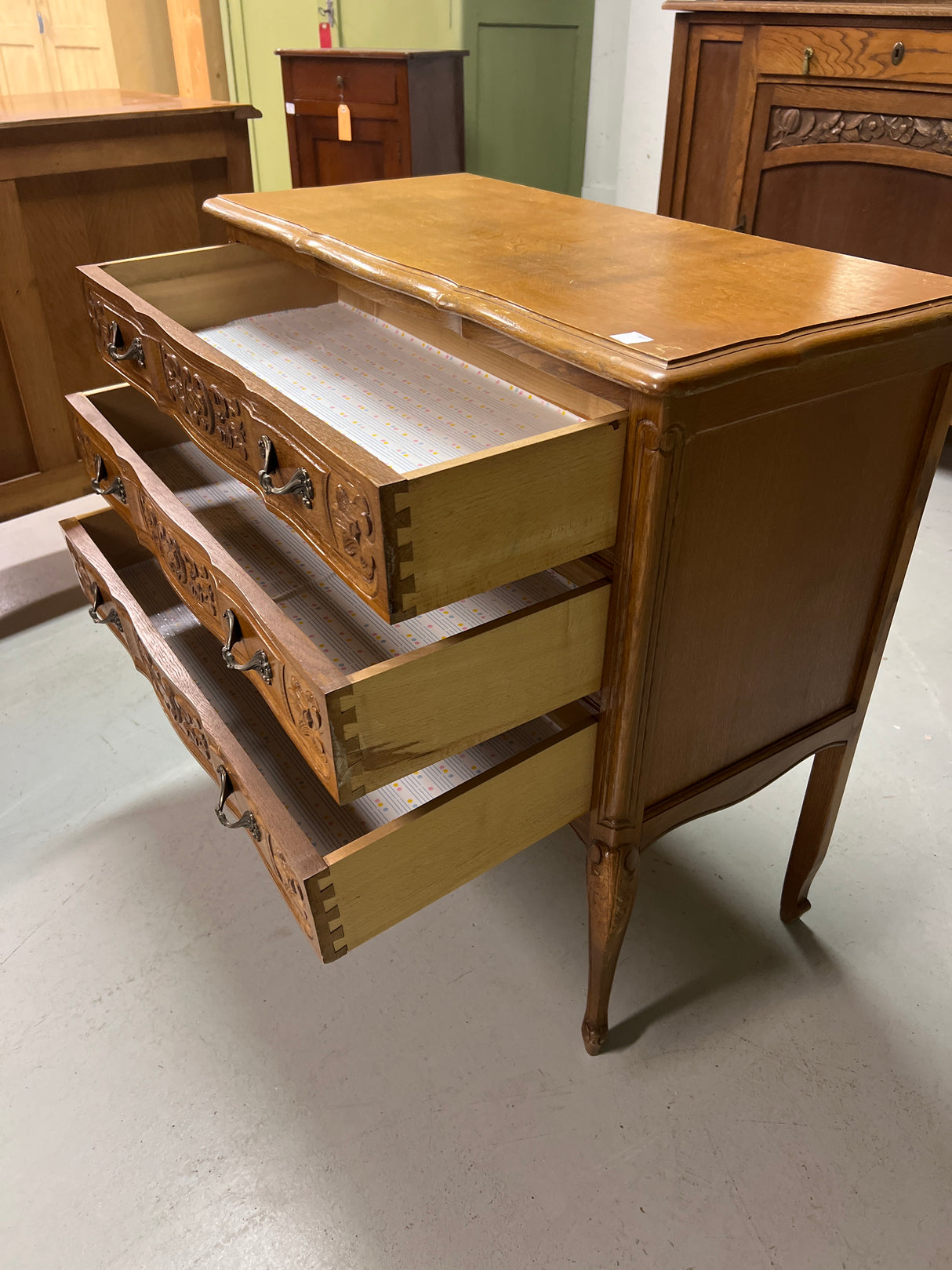 Rokokoo lipasto L. 83,5cm, S. 49cm ja K. 79cm