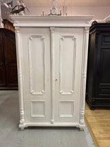 Kaunis patinavalkoinen vaatekaappi L. 117cm, S. 57,5cm ja K. 182,5cm