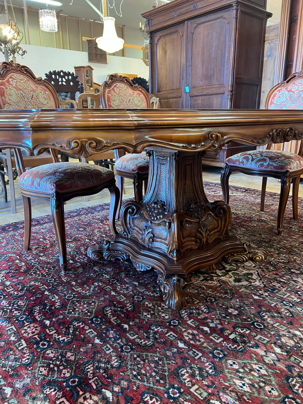 Uskomattoman kaunis italialainen ruokasalikalustokokonaisuus. Pöytä + 6 tuolia, astiakaappi, senkki + peili.