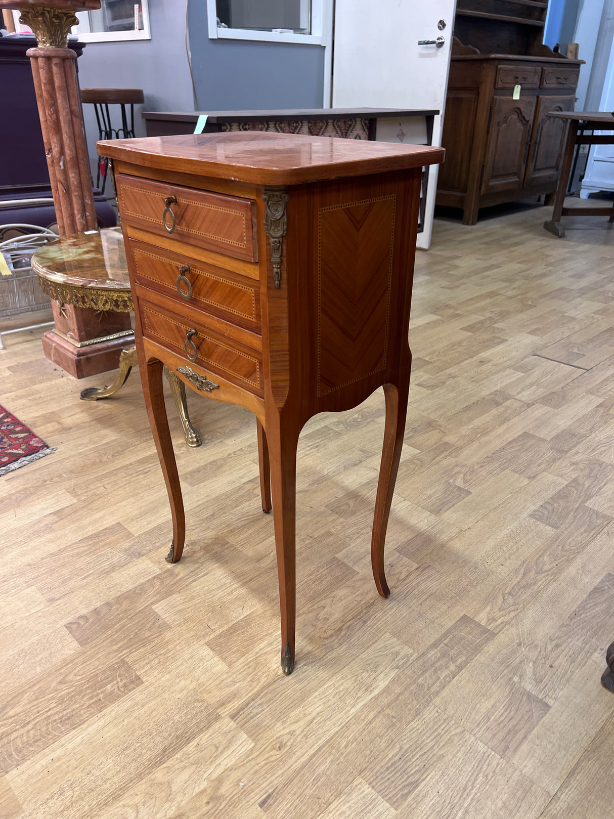 Kaunis italialainen lipasto L. 40cm, S. 29,5cm ja K. 74cm