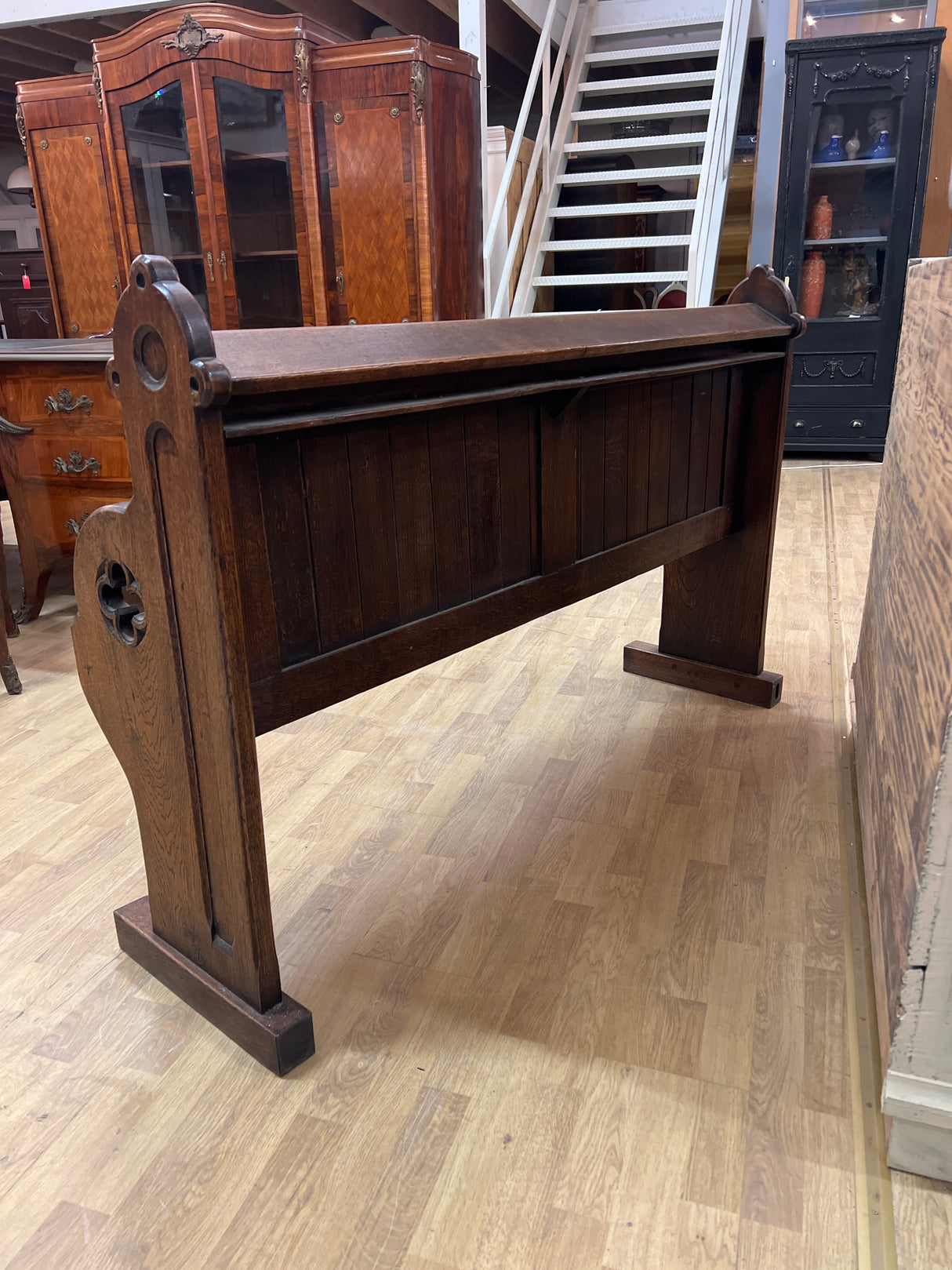 Kirkon penkki L. 149,5cmS. 40cm ja K. 97cm.