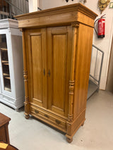 Kaunis talonpoikais vaatekaappi L. 109cm, S. 60cm ja K. 180cm