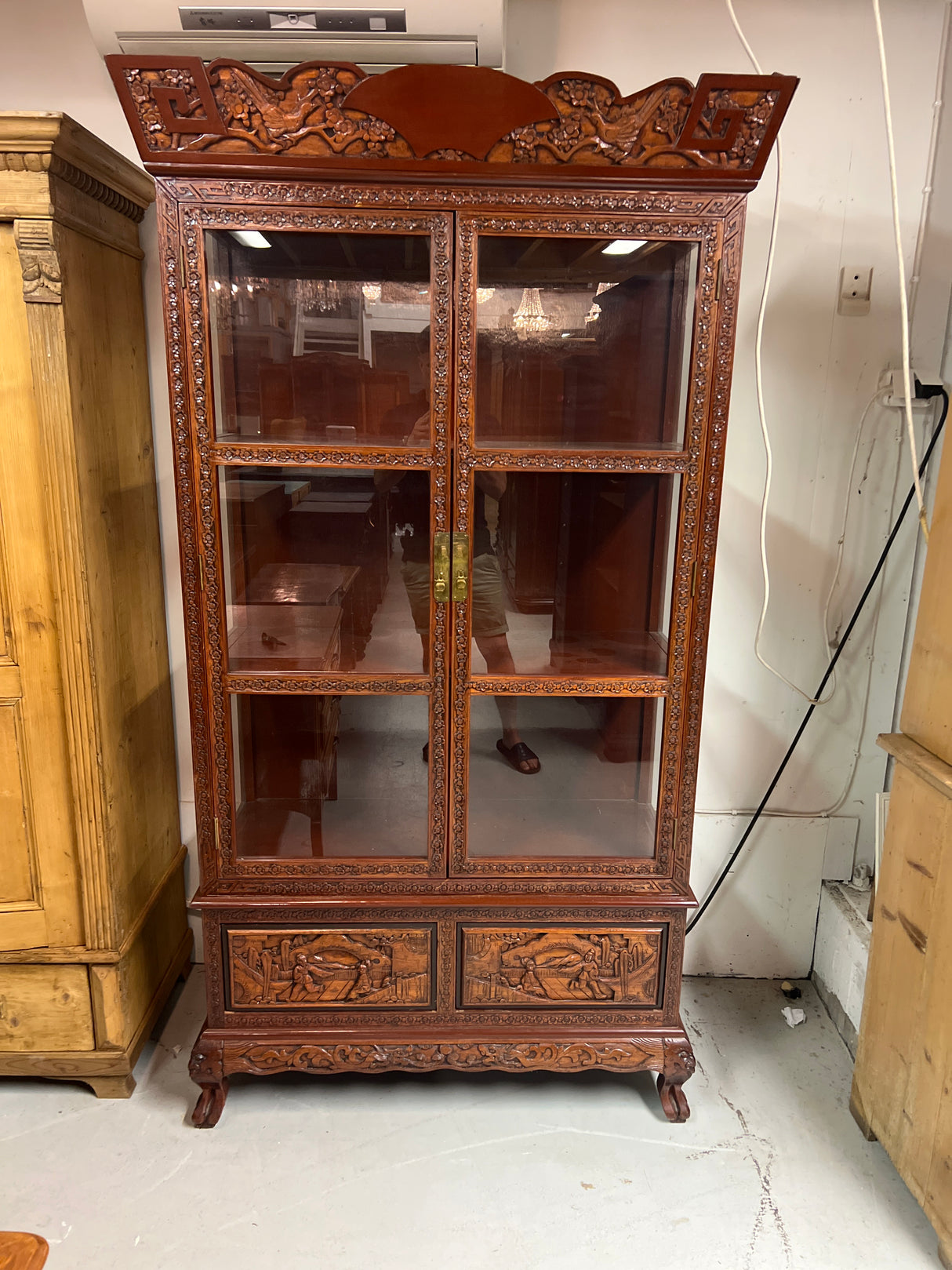 Hurjan hieno aasialainen vitriinikaappi L. 107cm, S. 45cm ja K. 197cm