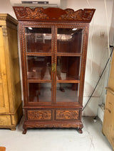 Hurjan hieno aasialainen vitriinikaappi L. 107cm, S. 45cm ja K. 197cm