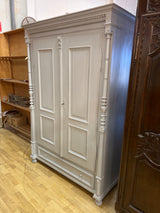 Upea helmenharmaa vaatekaappi L. 130cm, S. 55cm ja K. 191cm