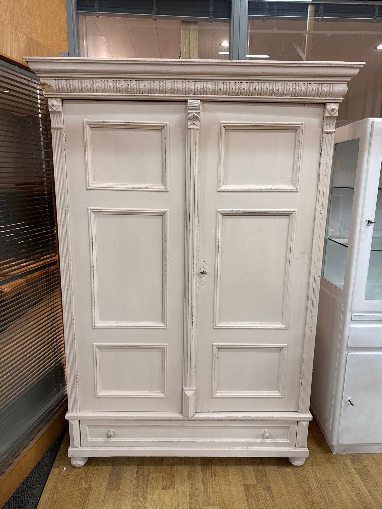 Beige vaatekaappi L.129cm,S.57cm,K.186.5cm