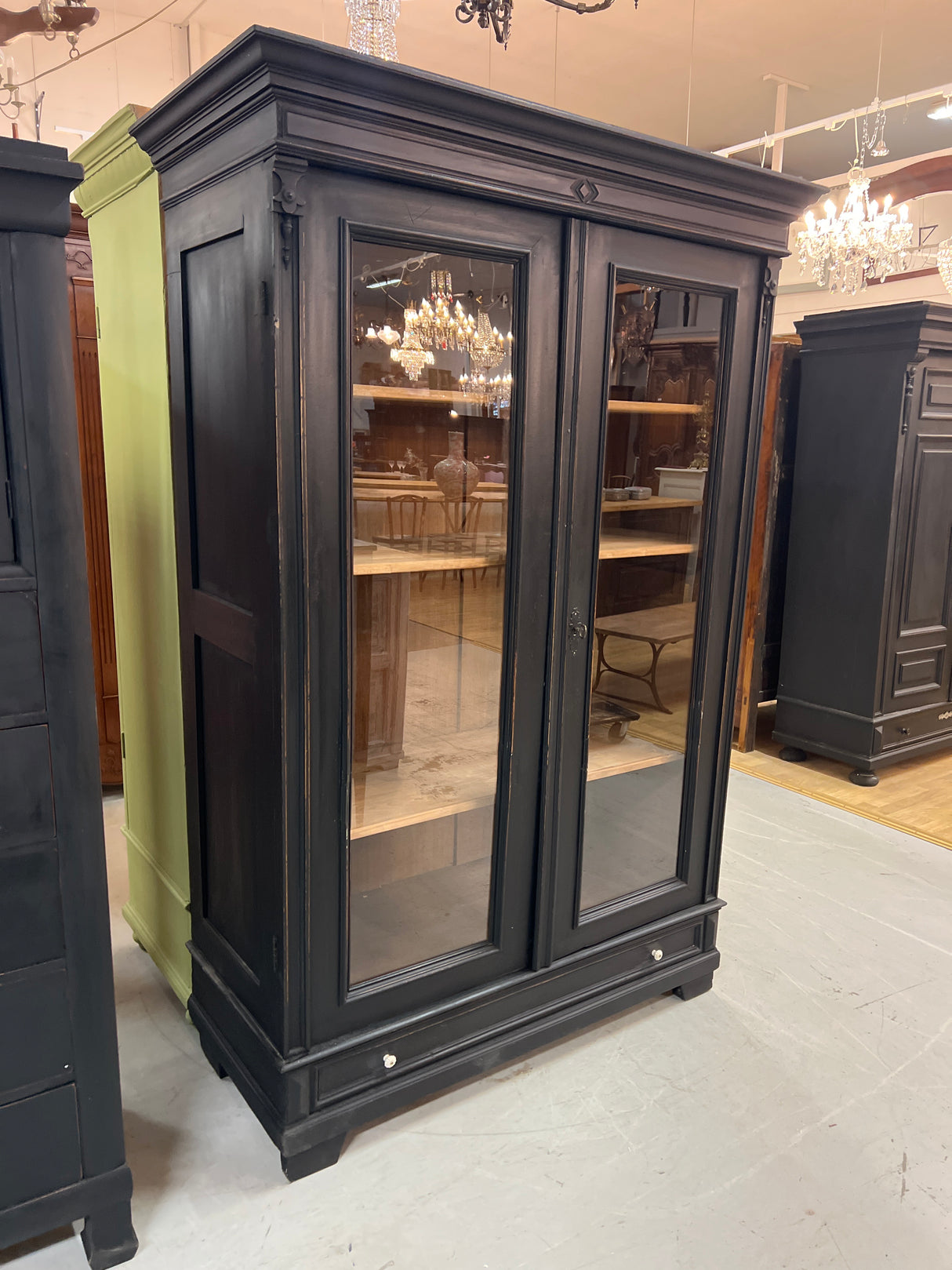 Upea vanha vitriinikaappi L. 129cm, S. 59cm ja K. 193cm