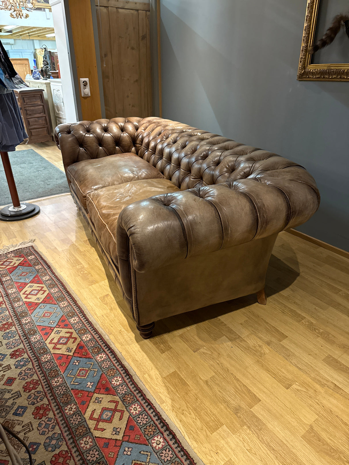 Chesterfield sohva L.230cm, S.108cm, K.74cm