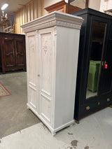 Kaunis helmen harmaa vaatekaappi L. 119cm, S. 52cm ja K. 183cm.