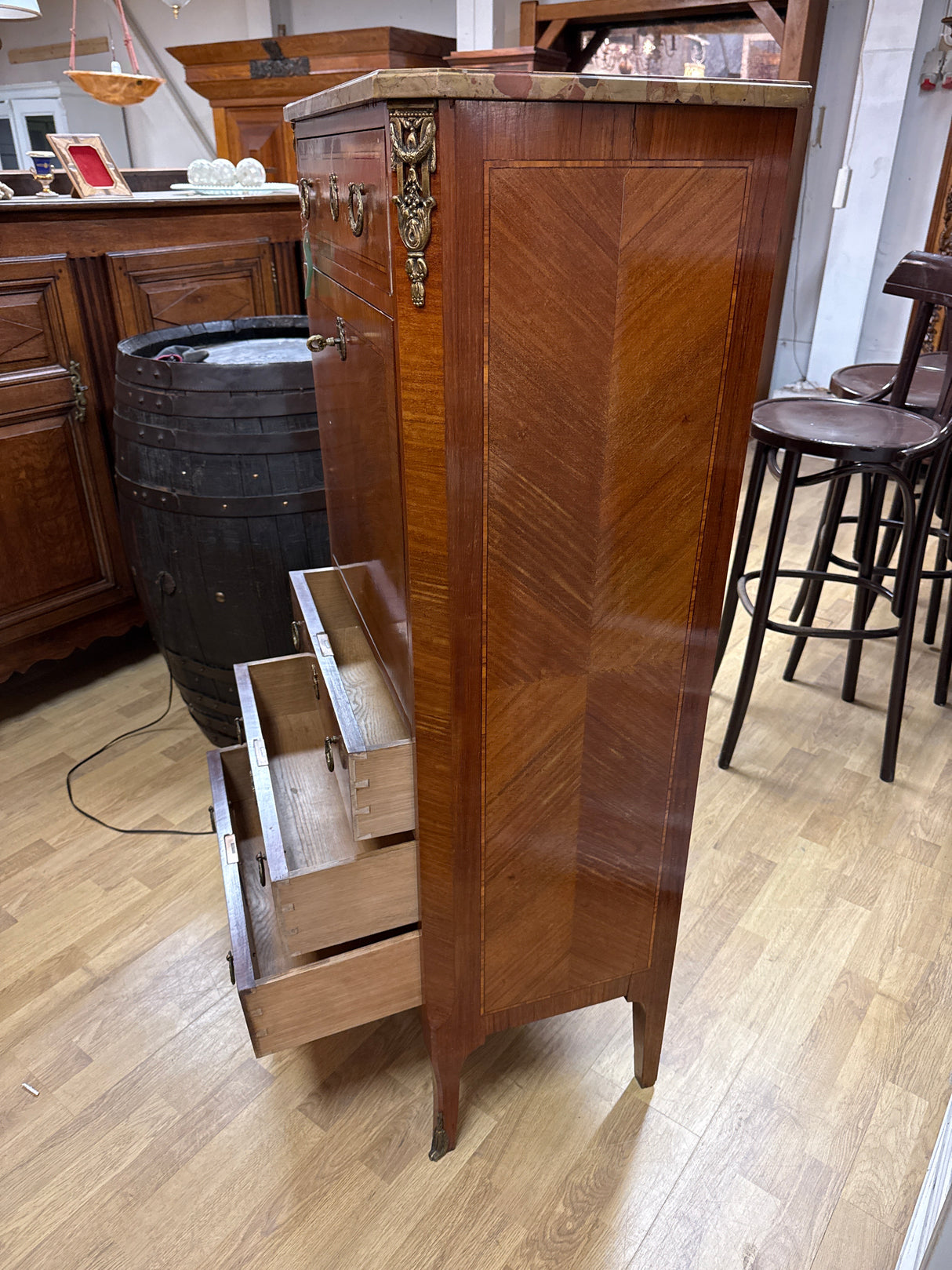 Italialainen baarikaappi L.66.5cm, S.38cm, K.135cm