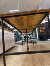 Metallijalkainen pöytä P.239.5cm L.77.5cm K.82cm